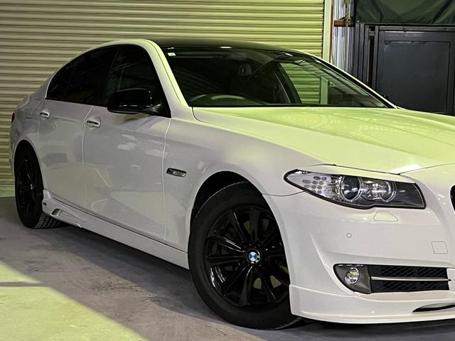 ５シリーズ ５２３ｉ　カスタム車両ホワイト＆ブラックツートンカラー／１７インチブラックアルミホイール／社外エアロ／ＥＴＣ／バックカメラ／禁煙車（5枚目）