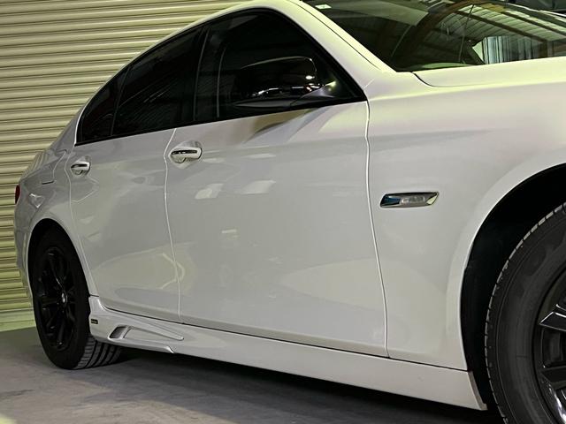 ５シリーズ ５２３ｉ　カスタム車両ホワイト＆ブラックツートンカラー／１７インチブラックアルミホイール／社外エアロ／ＥＴＣ／バックカメラ／禁煙車（6枚目）