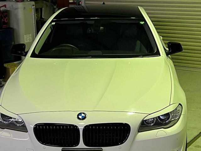 ５シリーズ ５２３ｉ　カスタム車両ホワイト＆ブラックツートンカラー／１７インチブラックアルミホイール／社外エアロ／ＥＴＣ／バックカメラ／禁煙車（13枚目）