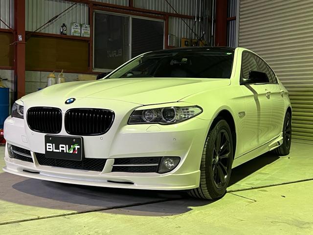 ５シリーズ ５２３ｉ　カスタム車両ホワイト＆ブラックツートンカラー／１７インチブラックアルミホイール／社外エアロ／ＥＴＣ／バックカメラ／禁煙車（14枚目）