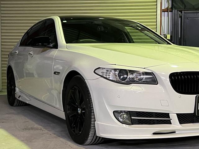 ５シリーズ ５２３ｉ　カスタム車両ホワイト＆ブラックツートンカラー／１７インチブラックアルミホイール／社外エアロ／ＥＴＣ／バックカメラ／禁煙車（15枚目）