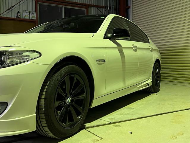５シリーズ ５２３ｉ　カスタム車両ホワイト＆ブラックツートンカラー／１７インチブラックアルミホイール／社外エアロ／ＥＴＣ／バックカメラ／禁煙車（17枚目）