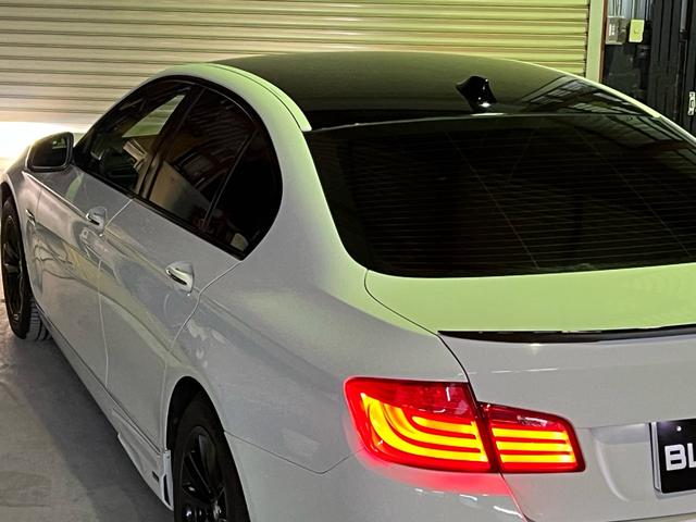 ５シリーズ ５２３ｉ　カスタム車両ホワイト＆ブラックツートンカラー／１７インチブラックアルミホイール／社外エアロ／ＥＴＣ／バックカメラ／禁煙車（30枚目）