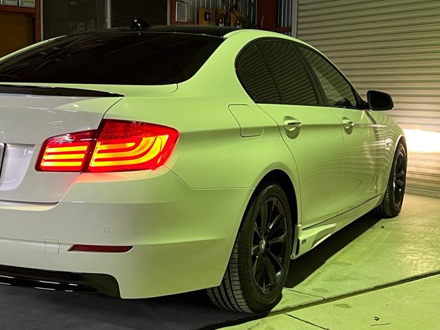 ５シリーズ ５２３ｉ　カスタム車両ホワイト＆ブラックツートンカラー／１７インチブラックアルミホイール／社外エアロ／ＥＴＣ／バックカメラ／禁煙車（32枚目）