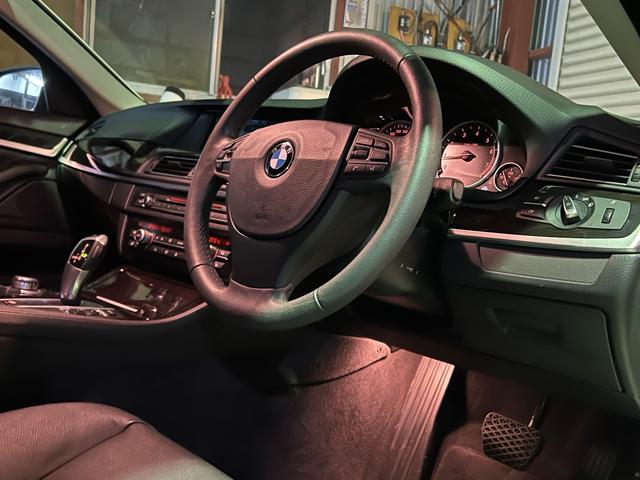 ５シリーズ ５２３ｉ　カスタム車両ホワイト＆ブラックツートンカラー／１７インチブラックアルミホイール／社外エアロ／ＥＴＣ／バックカメラ／禁煙車（44枚目）