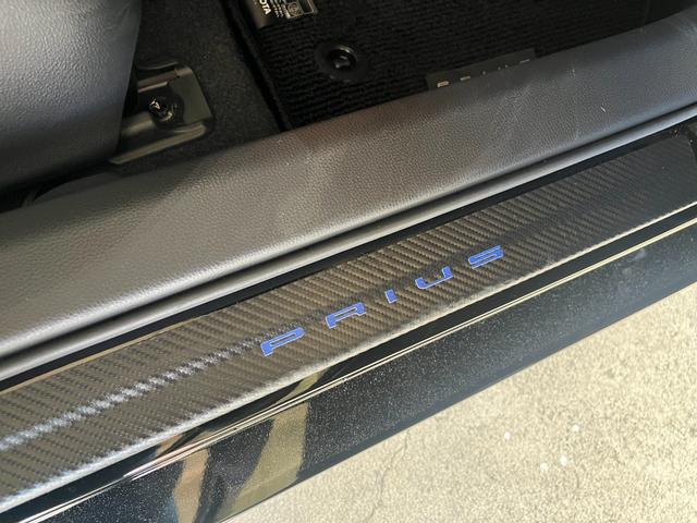 プリウス U 純正8インチディスプレィオーディオ・BSM・17インチ純正AW・シートヒーター・Bカメラ・ステアリングヒーター・ETC2.0・フルセグ・クルーズコントロール・セーフティセンス・レーンキープアシスト(7枚目)