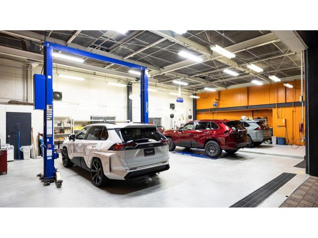 ３台同時整備が可能なピットスペースを完備しております。常に最新の設備で、幅広いお車のカスタマイズ、メンテナンスが可能です。経験豊富なメカニックがあなたの大切な愛車を整備いたします。