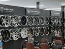 ショールーム内にはKUHLオリジナルブランド、VERZ-WHEELSを展示しております。人気のKCVシリーズや1ピースホイールのVERZ-RACINGまで、現物をご覧頂きながらお選びいただけます。