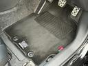 ディーラーオプションGRフロアマットを装着しております!GRエンブレム、ヒールパッドを設定したフロアマットで、使用感も少なくまだまだご使用いただけます!気になる方は新品への交換も承ります!