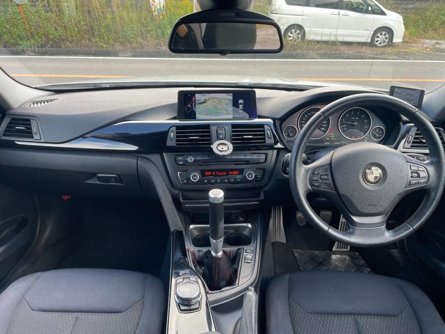３シリーズ ３２０ｉ　自社買取　６ＭＴ　Ａ－ＲＥＡＬエアロ　ＲＥＭＵＳ４本出しマフラー　ＢＣレーシング車高調　ＷＯＲＫ２０インチアルミ　リアスポイラー　ナビ　バックカメラ　ミラー一体型ＥＴＣ　メモリー機能付きパワーシート（4枚目）