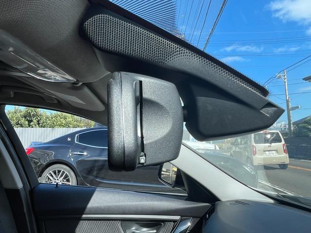 ３シリーズ ３２０ｉ　自社買取　６ＭＴ　Ａ－ＲＥＡＬエアロ　ＲＥＭＵＳ４本出しマフラー　ＢＣレーシング車高調　ＷＯＲＫ２０インチアルミ　リアスポイラー　ナビ　バックカメラ　ミラー一体型ＥＴＣ　メモリー機能付きパワーシート（5枚目）