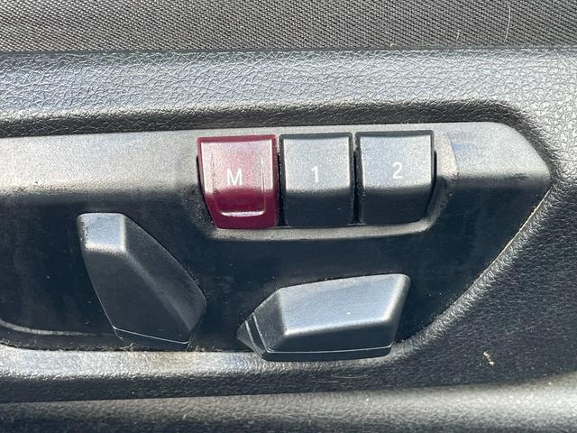 ３シリーズ ３２０ｉ　自社買取　６ＭＴ　Ａ－ＲＥＡＬエアロ　ＲＥＭＵＳ４本出しマフラー　ＢＣレーシング車高調　ＷＯＲＫ２０インチアルミ　リアスポイラー　ナビ　バックカメラ　ミラー一体型ＥＴＣ　メモリー機能付きパワーシート（10枚目）