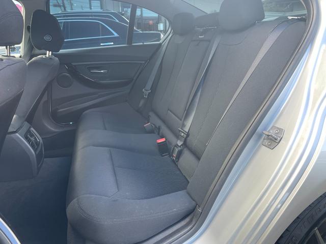 ３シリーズ ３２０ｉ　自社買取　６ＭＴ　Ａ－ＲＥＡＬエアロ　ＲＥＭＵＳ４本出しマフラー　ＢＣレーシング車高調　ＷＯＲＫ２０インチアルミ　リアスポイラー　ナビ　バックカメラ　ミラー一体型ＥＴＣ　メモリー機能付きパワーシート（18枚目）