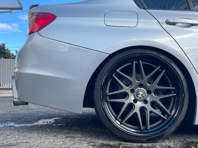 ３シリーズ ３２０ｉ　自社買取　６ＭＴ　Ａ－ＲＥＡＬエアロ　ＲＥＭＵＳ４本出しマフラー　ＢＣレーシング車高調　ＷＯＲＫ２０インチアルミ　リアスポイラー　ナビ　バックカメラ　ミラー一体型ＥＴＣ　メモリー機能付きパワーシート（44枚目）