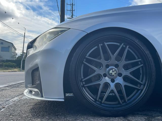 ３シリーズ ３２０ｉ　自社買取　６ＭＴ　Ａ－ＲＥＡＬエアロ　ＲＥＭＵＳ４本出しマフラー　ＢＣレーシング車高調　ＷＯＲＫ２０インチアルミ　リアスポイラー　ナビ　バックカメラ　ミラー一体型ＥＴＣ　メモリー機能付きパワーシート（45枚目）
