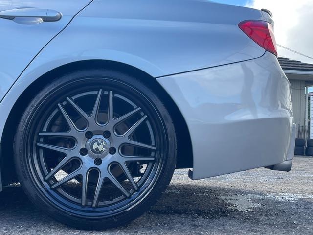 ３シリーズ ３２０ｉ　自社買取　６ＭＴ　Ａ－ＲＥＡＬエアロ　ＲＥＭＵＳ４本出しマフラー　ＢＣレーシング車高調　ＷＯＲＫ２０インチアルミ　リアスポイラー　ナビ　バックカメラ　ミラー一体型ＥＴＣ　メモリー機能付きパワーシート（46枚目）