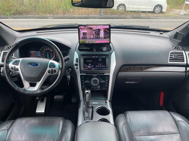 エクスプローラー リミテッド　エコブースト　サンルーフ　黒革　ジオバンナ２２インチアルミ　フリップダウンモニター　バックカメラ　ナビ　ＥＴＣ　パワーバックゲート　メモリーパワーシート　シートヒーター＆クーラー　クリアランスソナー　ルーフレール（4枚目）