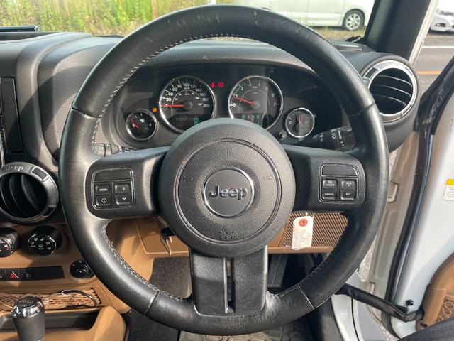 ジープ・ラングラーアンリミテッド サハラ Rugged Ridgeアイアンバンパー JAOS2インチリフトアップ キット FUEL17インチアルミ オーバーフェンダー ナビ フルセグTV バック・サイドカメラ ETC 純正サブウーハー(13枚目)