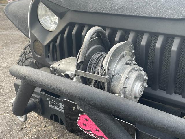 ジープ・ラングラーアンリミテッド サハラ Rugged Ridgeアイアンバンパー JAOS2インチリフトアップ キット FUEL17インチアルミ オーバーフェンダー ナビ フルセグTV バック・サイドカメラ ETC 純正サブウーハー(25枚目)