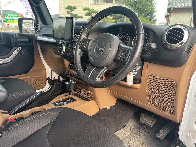 ジープ・ラングラーアンリミテッド サハラ Rugged Ridgeアイアンバンパー JAOS2インチリフトアップ キット FUEL17インチアルミ オーバーフェンダー ナビ フルセグTV バック・サイドカメラ ETC 純正サブウーハー(31枚目)