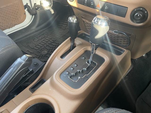 ジープ・ラングラーアンリミテッド サハラ Rugged Ridgeアイアンバンパー JAOS2インチリフトアップ キット FUEL17インチアルミ オーバーフェンダー ナビ フルセグTV バック・サイドカメラ ETC 純正サブウーハー(33枚目)