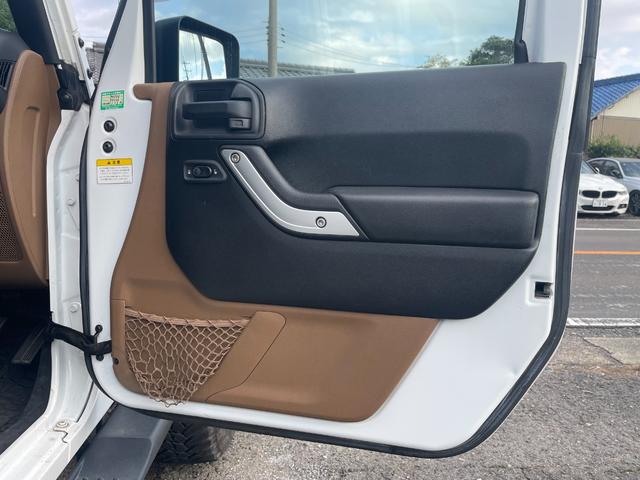 ジープ・ラングラーアンリミテッド サハラ Rugged Ridgeアイアンバンパー JAOS2インチリフトアップ キット FUEL17インチアルミ オーバーフェンダー ナビ フルセグTV バック・サイドカメラ ETC 純正サブウーハー(35枚目)