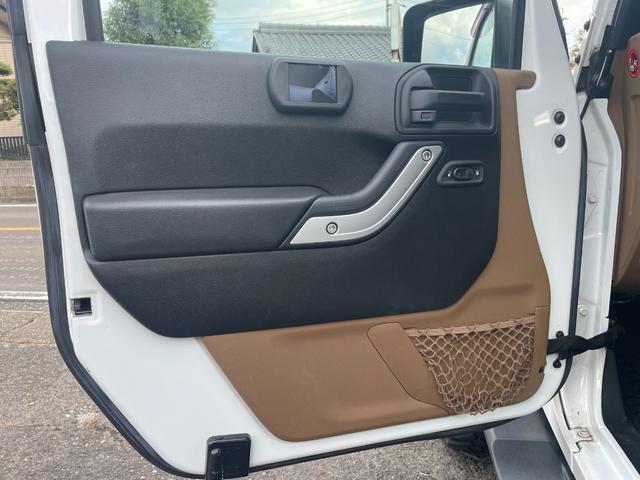 ジープ・ラングラーアンリミテッド サハラ Rugged Ridgeアイアンバンパー JAOS2インチリフトアップ キット FUEL17インチアルミ オーバーフェンダー ナビ フルセグTV バック・サイドカメラ ETC 純正サブウーハー(36枚目)