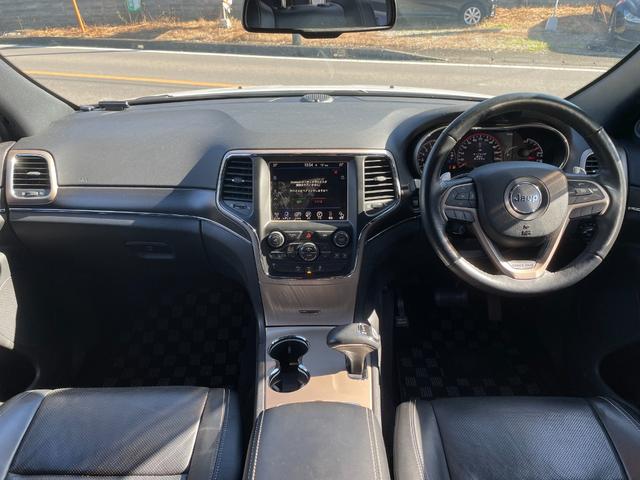 ジープ・グランドチェロキー リミテッド　後期　オーバーフェンダー　ヒッチメンバー　黒本革　シートヒーター＆クーラー　純正ナビ　フルセグＴＶ　バックカメラ　Ｂｌｕｅｔｏｏｔｈ　ＥＴＣ　ドラレコ　パワーリアゲート　エアサス　ステアリングヒーター（4枚目）