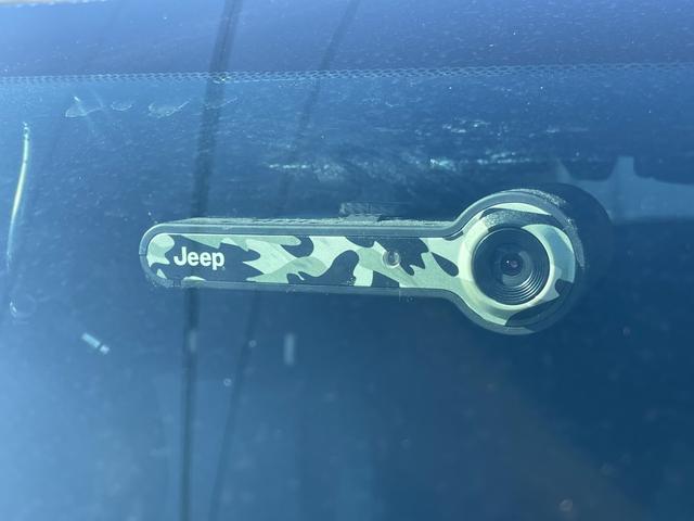 ジープ・グランドチェロキー リミテッド　後期　オーバーフェンダー　ヒッチメンバー　黒本革　シートヒーター＆クーラー　純正ナビ　フルセグＴＶ　バックカメラ　Ｂｌｕｅｔｏｏｔｈ　ＥＴＣ　ドラレコ　パワーリアゲート　エアサス　ステアリングヒーター（5枚目）