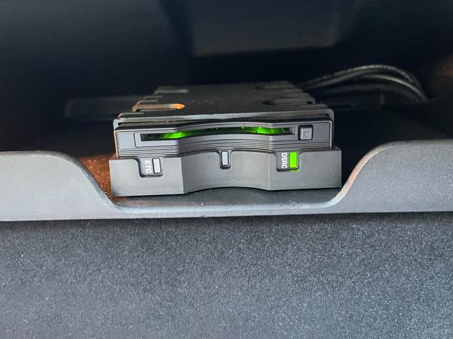 ジープ・グランドチェロキー リミテッド　後期　オーバーフェンダー　ヒッチメンバー　黒本革　シートヒーター＆クーラー　純正ナビ　フルセグＴＶ　バックカメラ　Ｂｌｕｅｔｏｏｔｈ　ＥＴＣ　ドラレコ　パワーリアゲート　エアサス　ステアリングヒーター（6枚目）