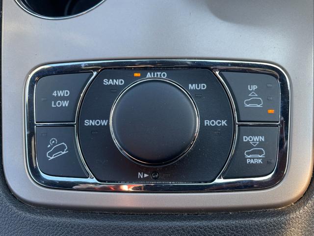 ジープ・グランドチェロキー リミテッド　後期　オーバーフェンダー　ヒッチメンバー　黒本革　シートヒーター＆クーラー　純正ナビ　フルセグＴＶ　バックカメラ　Ｂｌｕｅｔｏｏｔｈ　ＥＴＣ　ドラレコ　パワーリアゲート　エアサス　ステアリングヒーター（11枚目）