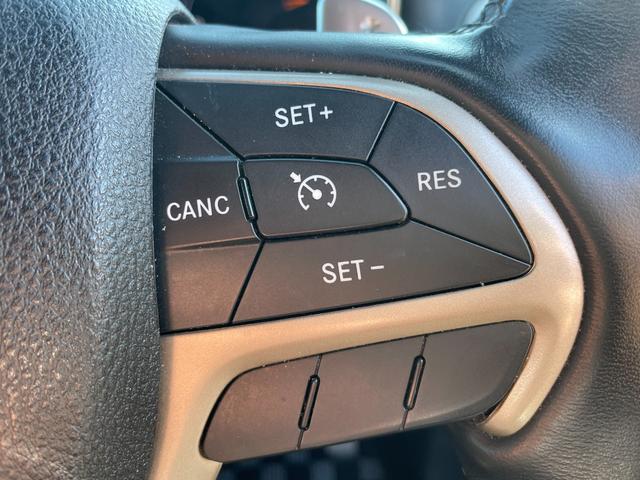 ジープ・グランドチェロキー リミテッド　後期　オーバーフェンダー　ヒッチメンバー　黒本革　シートヒーター＆クーラー　純正ナビ　フルセグＴＶ　バックカメラ　Ｂｌｕｅｔｏｏｔｈ　ＥＴＣ　ドラレコ　パワーリアゲート　エアサス　ステアリングヒーター（16枚目）