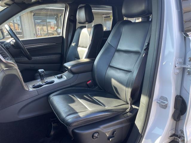 ジープ・グランドチェロキー リミテッド　後期　オーバーフェンダー　ヒッチメンバー　黒本革　シートヒーター＆クーラー　純正ナビ　フルセグＴＶ　バックカメラ　Ｂｌｕｅｔｏｏｔｈ　ＥＴＣ　ドラレコ　パワーリアゲート　エアサス　ステアリングヒーター（18枚目）