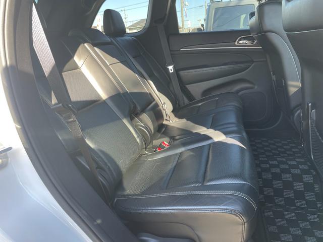 ジープ・グランドチェロキー リミテッド　後期　オーバーフェンダー　ヒッチメンバー　黒本革　シートヒーター＆クーラー　純正ナビ　フルセグＴＶ　バックカメラ　Ｂｌｕｅｔｏｏｔｈ　ＥＴＣ　ドラレコ　パワーリアゲート　エアサス　ステアリングヒーター（19枚目）