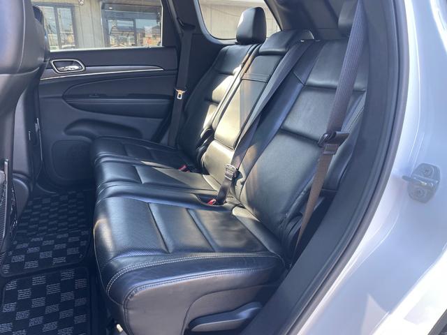 ジープ・グランドチェロキー リミテッド　後期　オーバーフェンダー　ヒッチメンバー　黒本革　シートヒーター＆クーラー　純正ナビ　フルセグＴＶ　バックカメラ　Ｂｌｕｅｔｏｏｔｈ　ＥＴＣ　ドラレコ　パワーリアゲート　エアサス　ステアリングヒーター（20枚目）