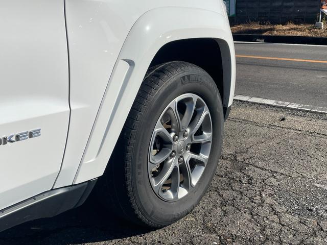 ジープ・グランドチェロキー リミテッド　後期　オーバーフェンダー　ヒッチメンバー　黒本革　シートヒーター＆クーラー　純正ナビ　フルセグＴＶ　バックカメラ　Ｂｌｕｅｔｏｏｔｈ　ＥＴＣ　ドラレコ　パワーリアゲート　エアサス　ステアリングヒーター（26枚目）