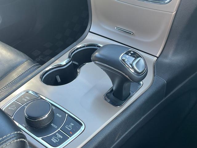 ジープ・グランドチェロキー リミテッド　後期　オーバーフェンダー　ヒッチメンバー　黒本革　シートヒーター＆クーラー　純正ナビ　フルセグＴＶ　バックカメラ　Ｂｌｕｅｔｏｏｔｈ　ＥＴＣ　ドラレコ　パワーリアゲート　エアサス　ステアリングヒーター（33枚目）