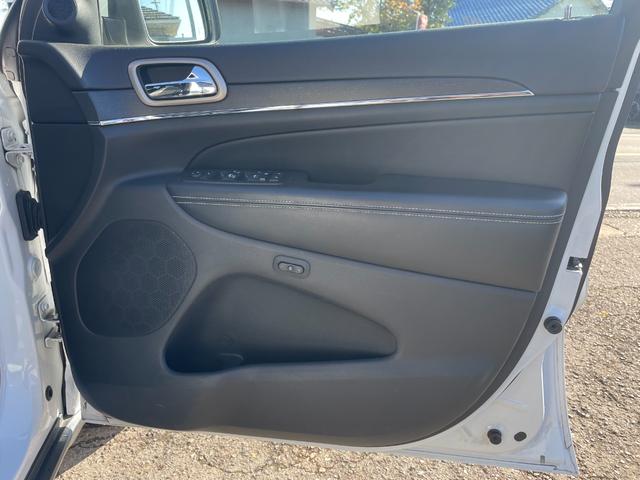 ジープ・グランドチェロキー リミテッド　後期　オーバーフェンダー　ヒッチメンバー　黒本革　シートヒーター＆クーラー　純正ナビ　フルセグＴＶ　バックカメラ　Ｂｌｕｅｔｏｏｔｈ　ＥＴＣ　ドラレコ　パワーリアゲート　エアサス　ステアリングヒーター（38枚目）