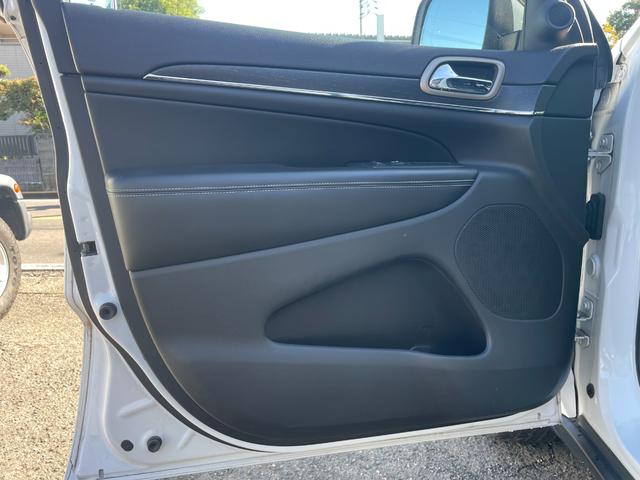 ジープ・グランドチェロキー リミテッド　後期　オーバーフェンダー　ヒッチメンバー　黒本革　シートヒーター＆クーラー　純正ナビ　フルセグＴＶ　バックカメラ　Ｂｌｕｅｔｏｏｔｈ　ＥＴＣ　ドラレコ　パワーリアゲート　エアサス　ステアリングヒーター（39枚目）