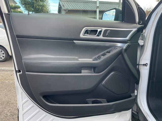 エクスプローラー XLT エコブースト サンルーフ CURTヒッチメンバー ルーフレール ルーフキャリア 黒革 バック・サイドカメラ Bluetooth ETC 純正20インチブラックホイール 革巻きステアリング クルーズコントロール(33枚目)