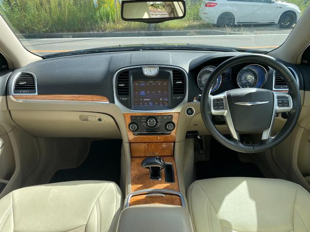 クライスラー・３００ ３００リミテッド　フルエアロ　ＲＵＳＨ車高調　ＬＵＸＸＸ　ＡＬＬＯＹＳ２２インチホイール　ナビ　バックカメラ　ＥＴＣ　スマートキープッシュスタート　ベージュ革調シートカバー　パワーシート　革巻きステアリング　クルコン（4枚目）