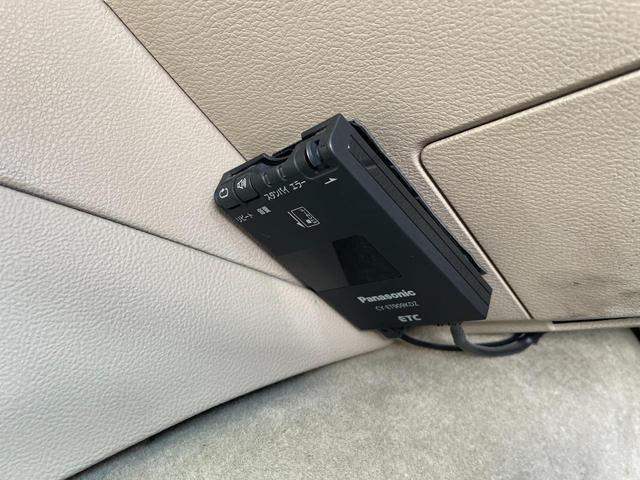 クライスラー・３００ ３００リミテッド　フルエアロ　ＲＵＳＨ車高調　ＬＵＸＸＸ　ＡＬＬＯＹＳ２２インチホイール　ナビ　バックカメラ　ＥＴＣ　スマートキープッシュスタート　ベージュ革調シートカバー　パワーシート　革巻きステアリング　クルコン（6枚目）