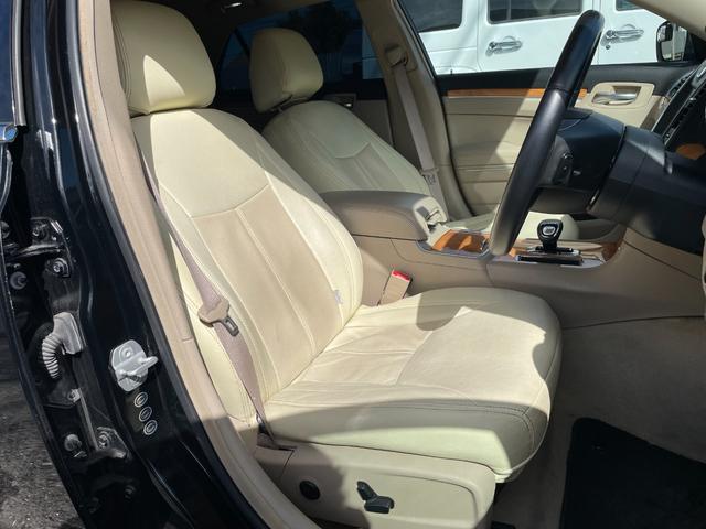 クライスラー・３００ ３００リミテッド　フルエアロ　ＲＵＳＨ車高調　ＬＵＸＸＸ　ＡＬＬＯＹＳ２２インチホイール　ナビ　バックカメラ　ＥＴＣ　スマートキープッシュスタート　ベージュ革調シートカバー　パワーシート　革巻きステアリング　クルコン（12枚目）