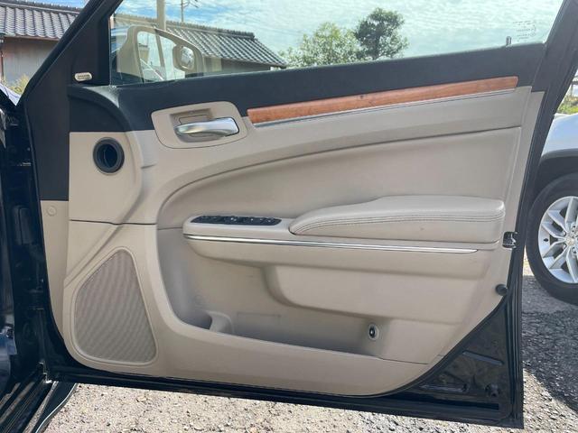 クライスラー・３００ ３００リミテッド　フルエアロ　ＲＵＳＨ車高調　ＬＵＸＸＸ　ＡＬＬＯＹＳ２２インチホイール　ナビ　バックカメラ　ＥＴＣ　スマートキープッシュスタート　ベージュ革調シートカバー　パワーシート　革巻きステアリング　クルコン（33枚目）