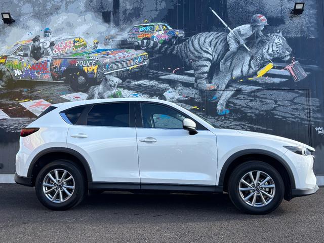 ＣＸ－５ ＸＤ　スマートエディション　１０．２５インチディスプレイ　全周囲カメラ　インテリキー２個　前後パーキングセンサー　フルセグＴＶ　レーダークルーズ　ブラインドスポット　ＬＥＤヘッド　ＥＴＣ　ＨＵＤ　ＣａｒＰｌａｙ　取説保証書有り（6枚目）