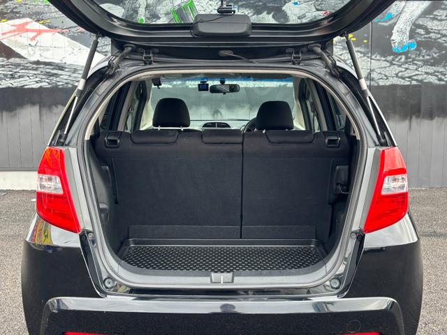 フィット 13G・スマートセレクション ファインスタイル 1年保証付 純正ナビ HIDヘッド 1オーナー車 地デジTV リアカメラ ビルトインETC 前後ドラレコ スマートキー オートライト 電格ミラー 運転席アームレスト ステアリングスイッチ 取説・保証書(32枚目)