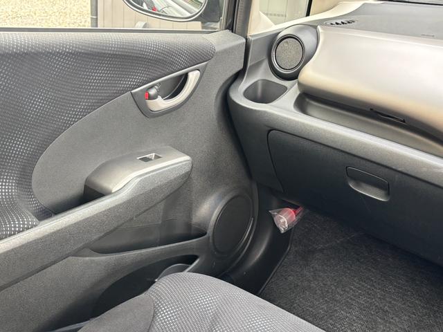 フィット 13G・スマートセレクション ファインスタイル 1年保証付 純正ナビ HIDヘッド 1オーナー車 地デジTV リアカメラ ビルトインETC 前後ドラレコ スマートキー オートライト 電格ミラー 運転席アームレスト ステアリングスイッチ 取説・保証書(53枚目)