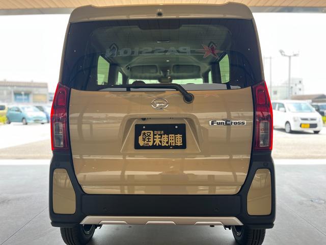 タント ファンクロス　届出済未使用車　両側電動スライドドア　衝突被害軽減ブレーキ　コーナーセンサー　スマートキー　アルミホイール　ルーフレール　ベンチシート　シートヒーター　ＬＥＤヘッドライト　バックカメラ（8枚目）