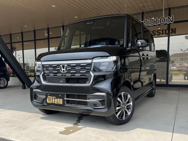Ｎ－ＢＯＸカスタム ベースグレード　届出済未使用車　片側電動スライドドア　スマートキー　衝突被害軽減ブレーキ　電動格納ドアミラー　ＬＥＤヘッドライト　シートヒーター　バックカメラ　アルミホイール　ベンチシート　コーナーセンサー（3枚目）