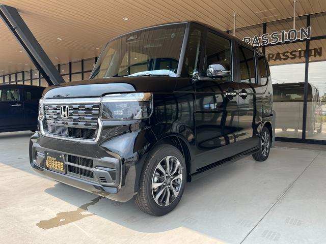 Ｎ－ＢＯＸカスタム ベースグレード　届出済未使用車　片側電動スライドドア　スマートキー　衝突被害軽減ブレーキ　電動格納ドアミラー　ＬＥＤヘッドライト　シートヒーター　バックカメラ　アルミホイール　ベンチシート　コーナーセンサー（4枚目）
